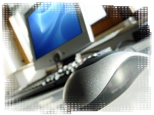 Mouse, tastiera e monitor di un computer.