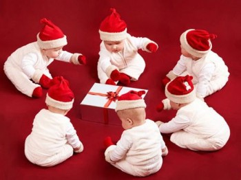 6 neonati col cappellino rosso di Babbo Natale