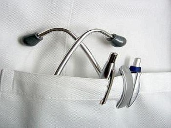 camice bianco nella cui tasca sono inserite tre penne e un fonendoscopio