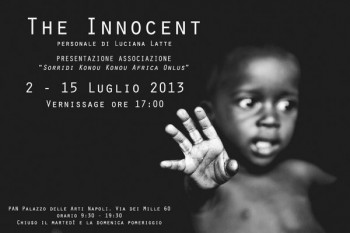 Bambino di colore con mano rivolta verso l'obiettivo. Immagine scelta dall'artista Luciana Latte per rappresentare la sua mostra fotografica "The Innocent"
