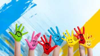 mani colorate di bambini